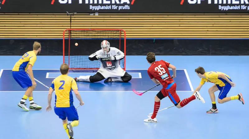 Marek Beneš střílí gól do švédské branky