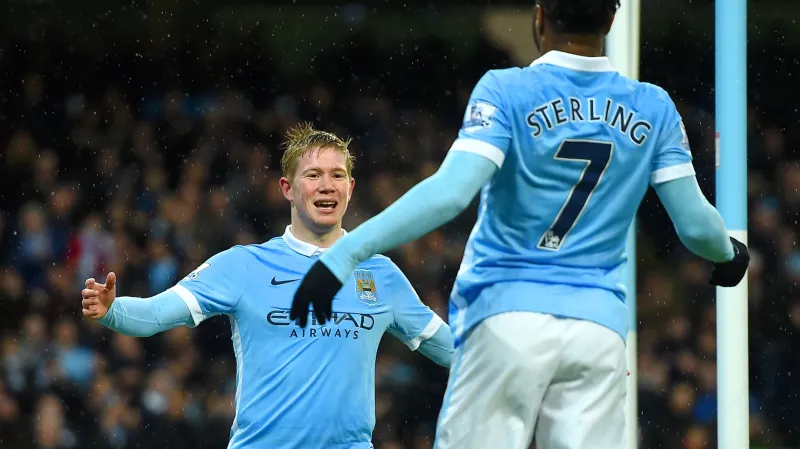 Slavící Kevin de Bruyne (vlevo) a Raheem Sterling