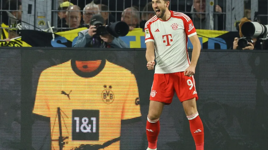 Emoce Harryho Kanea z Bayernu po gólu v Dortmundu
