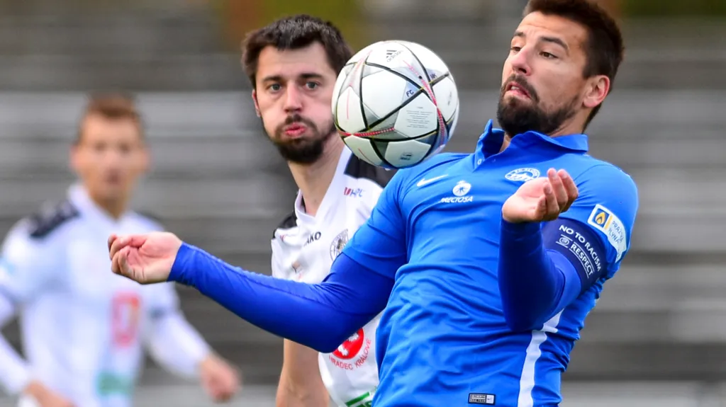 Milan Baroš si zpracovává míč v utkání na půdě Hradce Králové