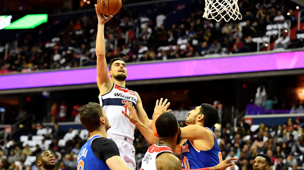 Tomáš Satoranský střílí na koš v utkání NBA