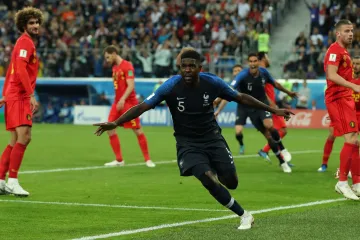 Francouz Samuel  Umtiti se raduje z gólu v síti Belgie