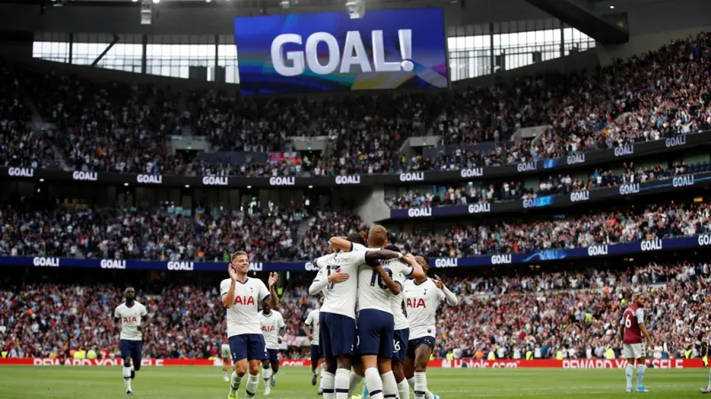 Fotbalisté Tottenhamu se radují z gólu