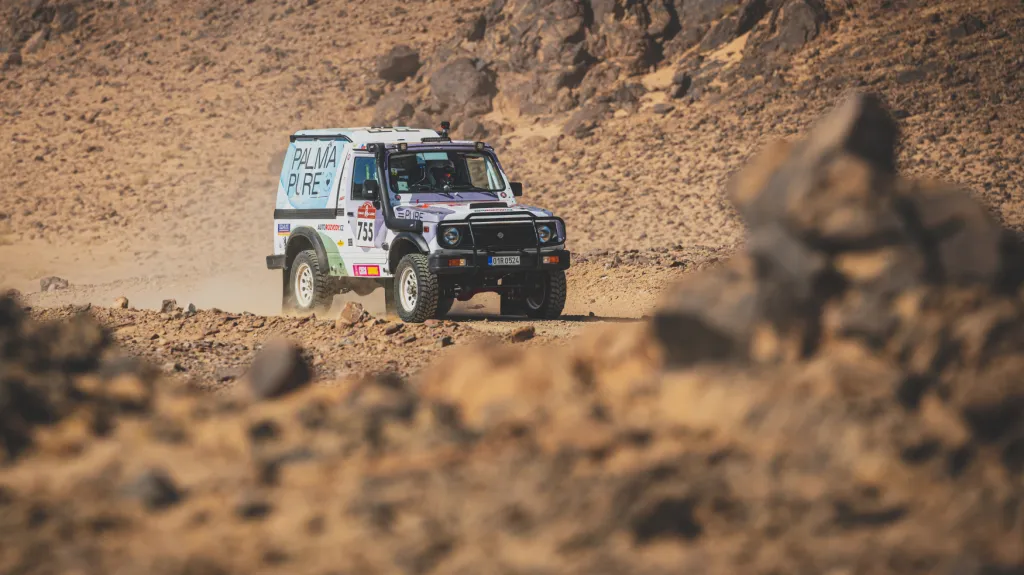 Olga Roučková za volantem Suzuki Samurai na Rallye Dakar