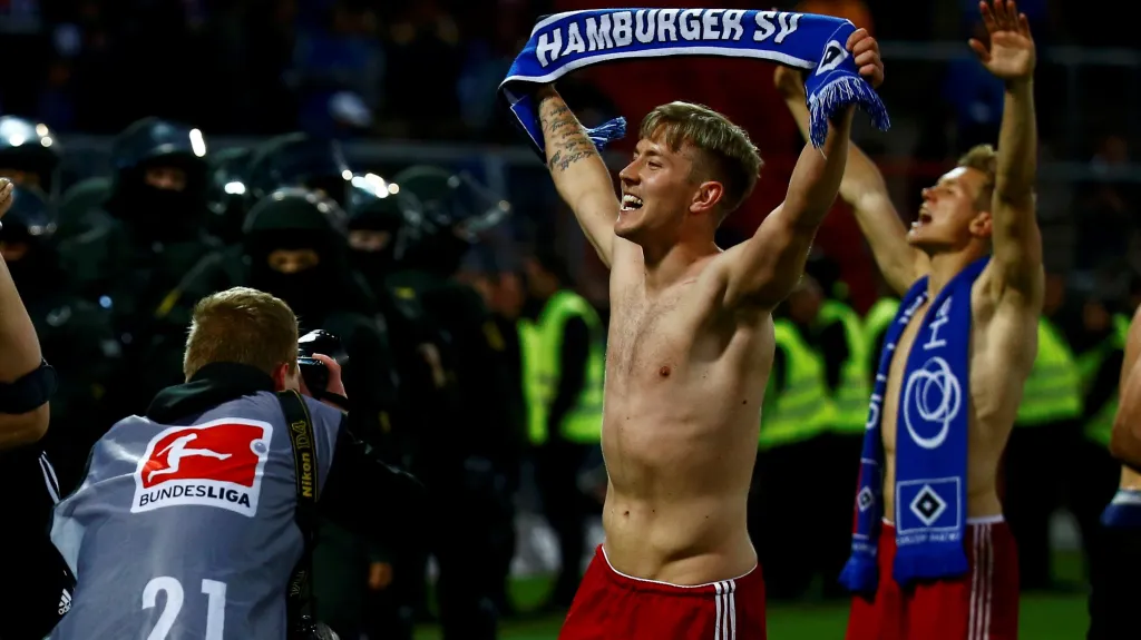 Lewis Holtby z Hamburku slaví záchranu v bundeslize