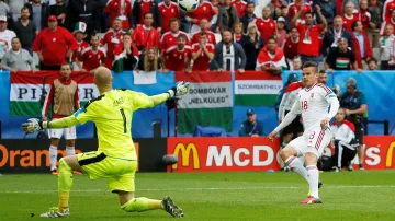 Parádní lob Zoltána Stiebera v utkání s Rakouskem