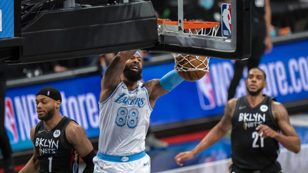 Markieff Morris z LA Lakers smečuje do koše v utkání NBA