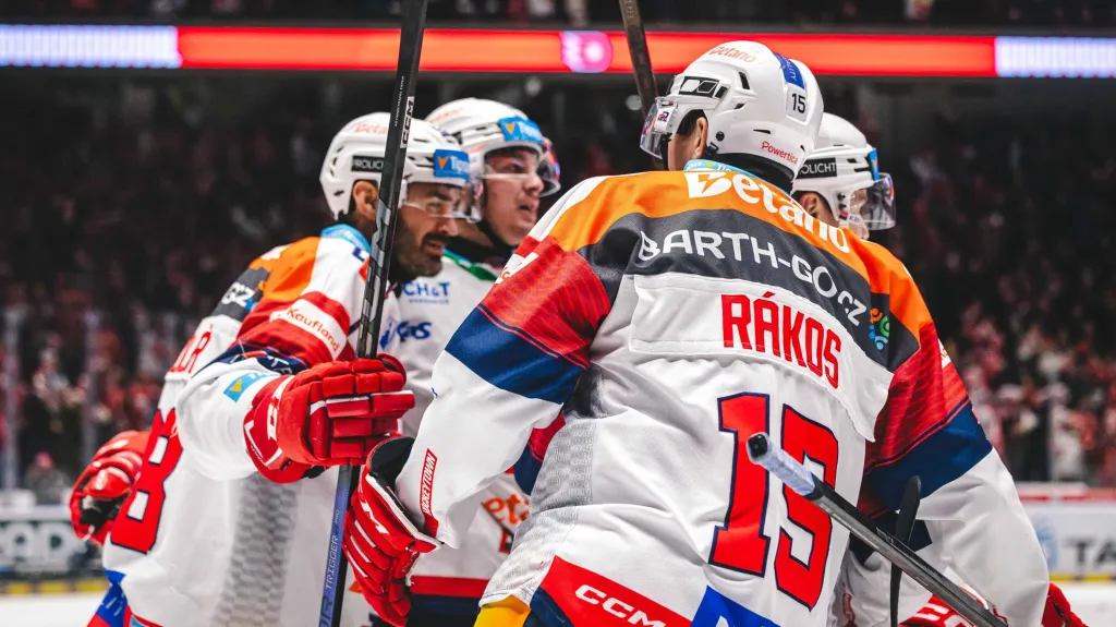 Jan Kolář (vlevo) se raduje se spoluhráči