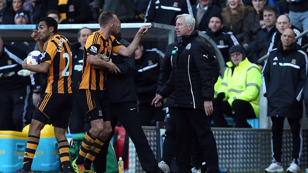 Alan Pardew během "hlavičkového incidentu" s Hullem