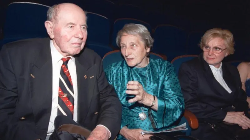 Emil a Dana Zátopkovi spolu s Věrou Čáslavskou v roce 2000