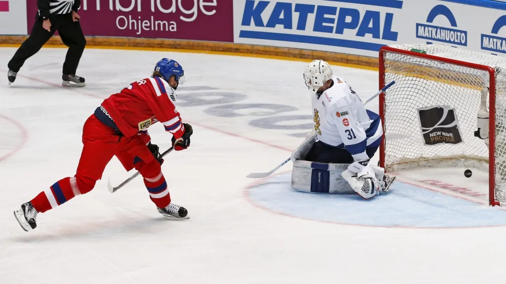 Kašpar překonává Koskinena v utkání EHT Finsko - Česko