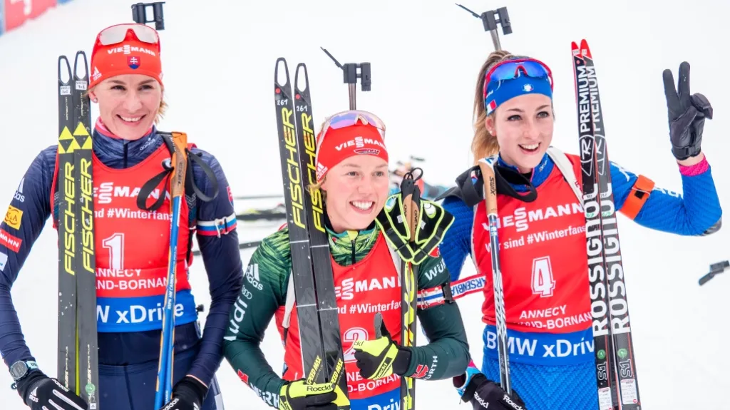 Laura Dahlmeierová s Anastasii Kuzminovou a Lisou Vittozziovou