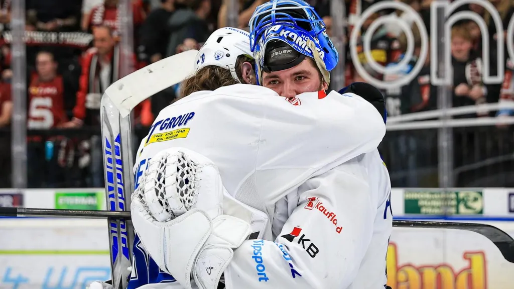 Peter Mueller děkuje brankáři Michalu Postavovi