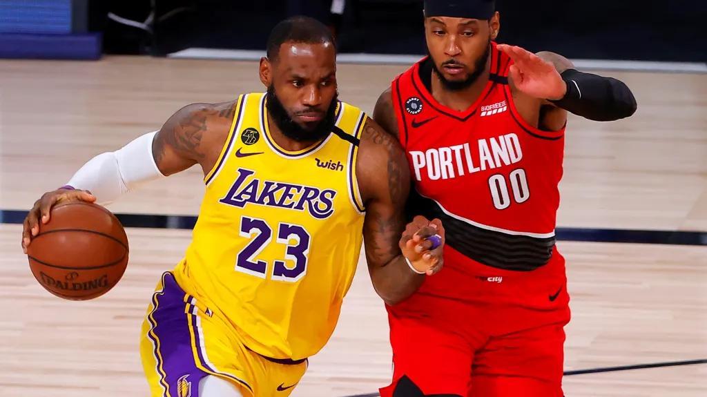 LeBron James z LA Lakers se snaží prosadit v utkání s Portlandem