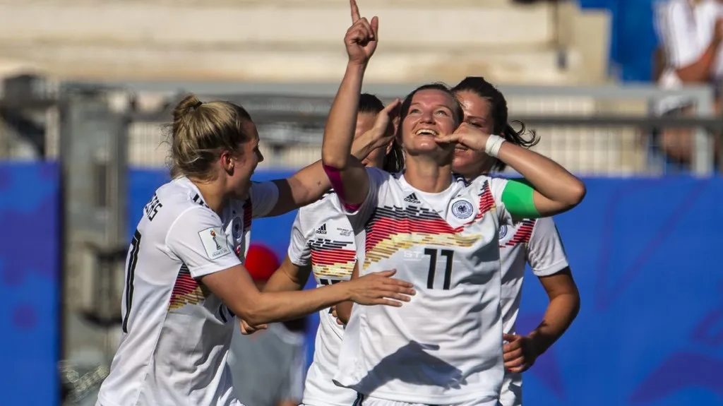 Slavící fotbalistky Německa