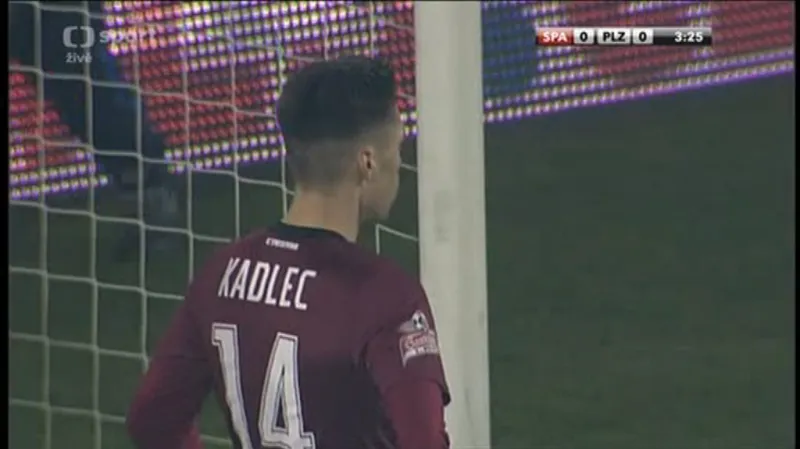 Kadlecovu střelu se štěstím vytěsnil Kozáčik (4. min.)