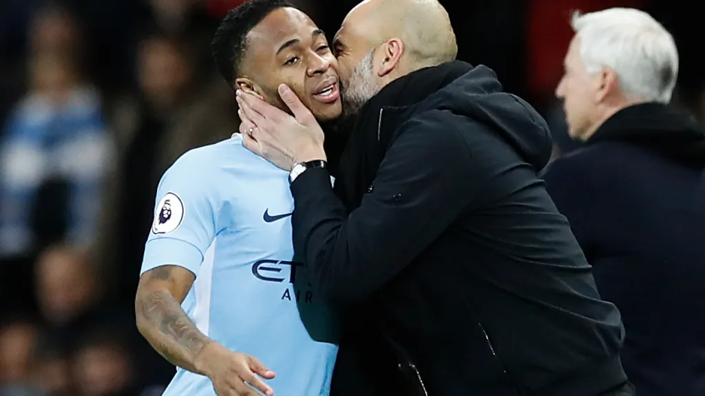 Sterling přijímá gratulační polibek od trenéra City Pepa Guardioly