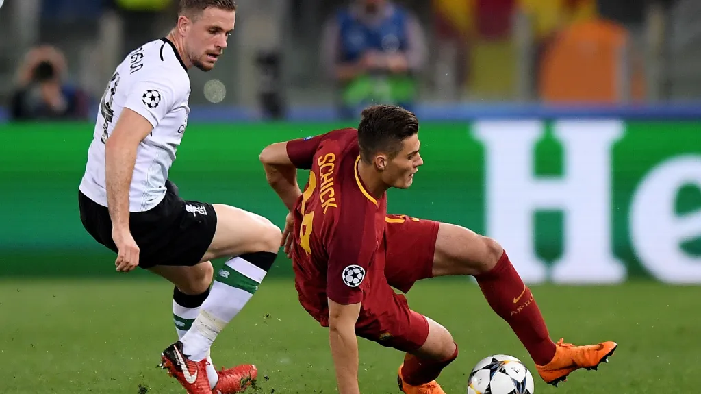 Patrik Schick z AS Řím (vpravo) v souboji s Jordanem Hendersonem z Liverpoolu
