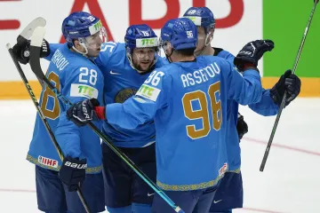 Hokejisté Kazachstánu oslavují gól v utkání proti Itálii