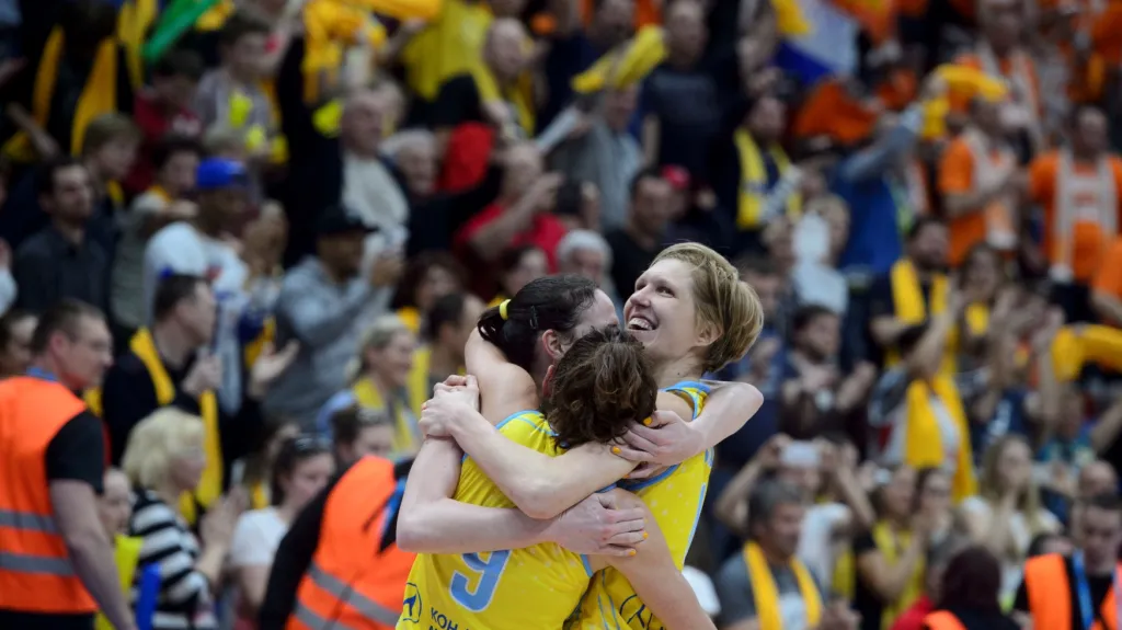 Jana Veselá (vpravo) slaví triumf USK Praha v Eurolize