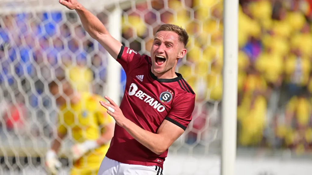 Jan Kuchta se raduje z branky