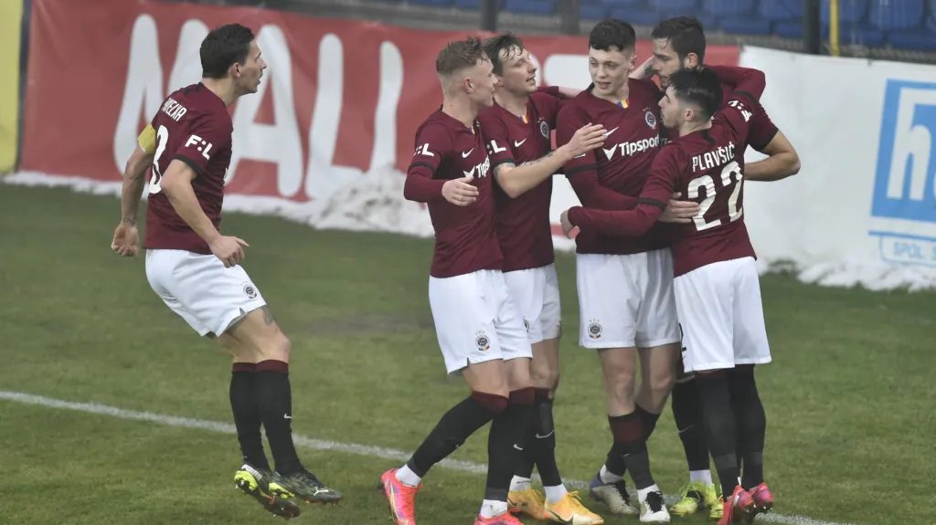 Fotbalisté pražské Sparty se radují z gólu ve Zlíně