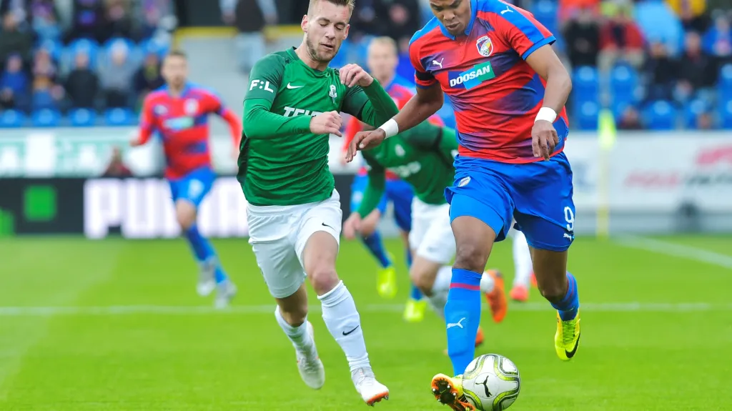 Jean-David Beauguel z Plzně v souboji s Milošem Kratochvílem z Jablonce