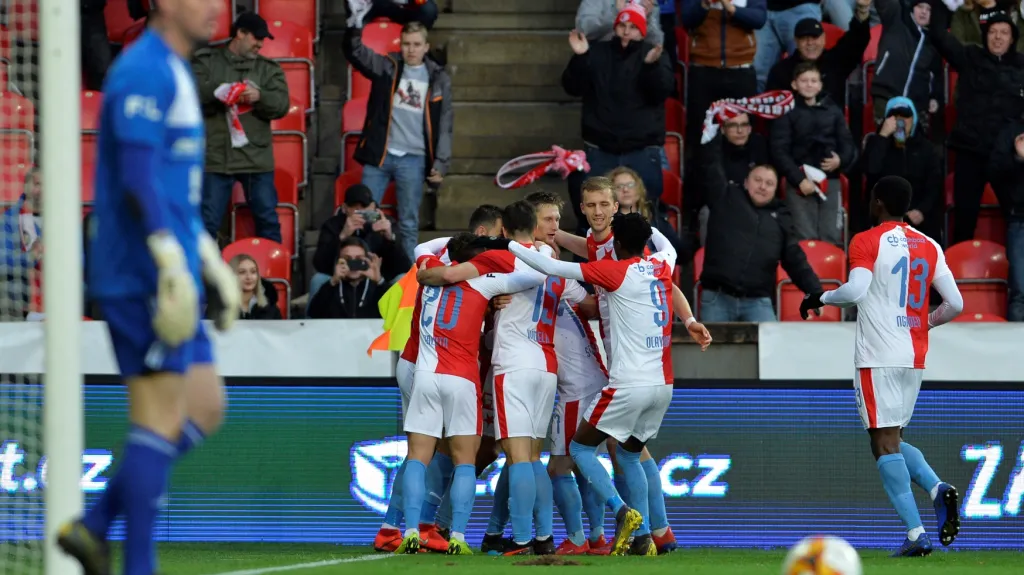 Fotbalisté Slavie se radují z gólu v síti Baníku