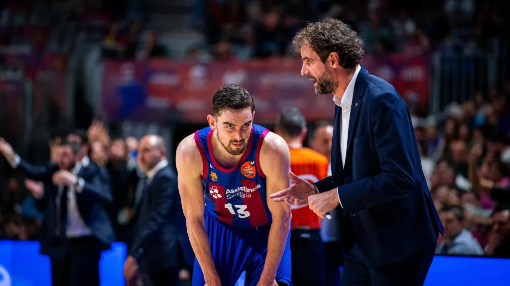 Tomáš Satoranský dostává pokyny od trenéra Rogera Grimaua