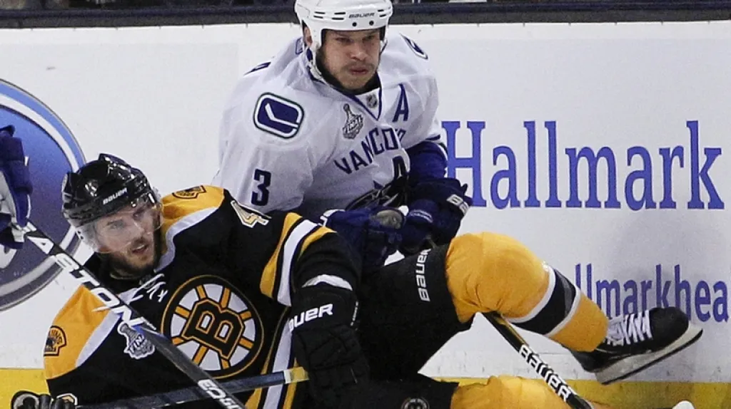 David Krejčí v utkání s Vancouverem