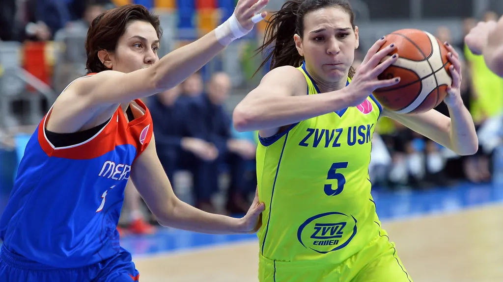 Sonja Petrovičová z USK Praha v zápase proti Mersinu Büyüksehir 