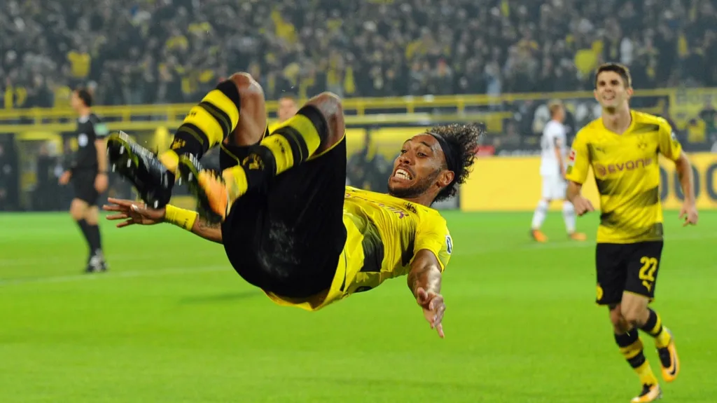 Pierre-Emerick Aubameyang slaví jeden z gólů proti Mönchengladbachu
