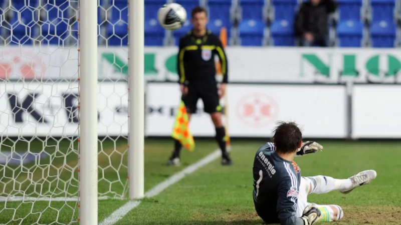 Brankář Dukly Filip Rada inkasuje gól z penalty