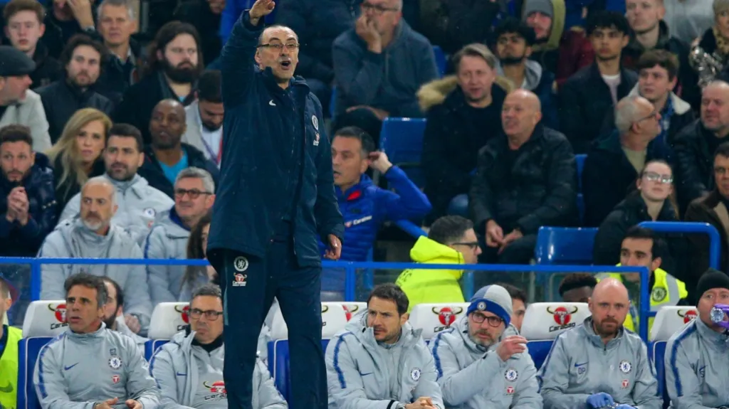 Trenér Chelsea Maurizio Sarri gestikuluje na hráče