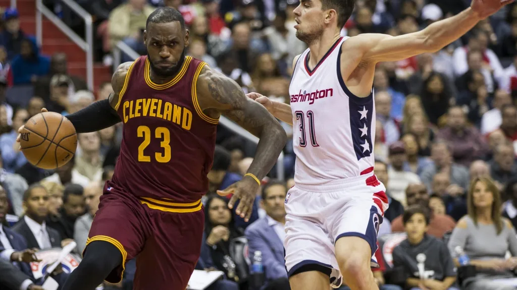 Tomáš Satoranský brání LeBrona Jamese