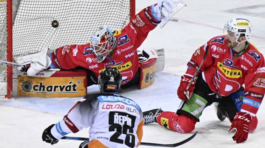 Sparťanský kapitán Michal Řepík překonává Romana Willa z Pardubic