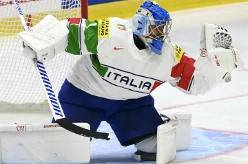 Italský brankář Andreas Bernard v akci