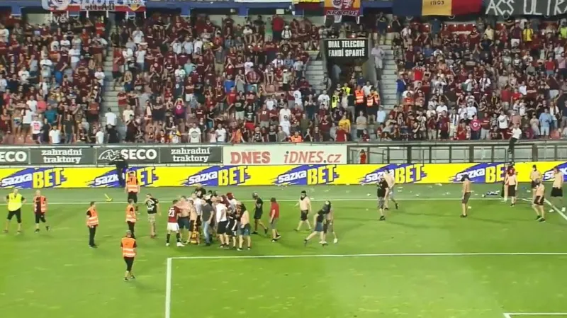 Vniknutí sparťanských fanoušků na hřiště v utkání proti Spartaku Subotica