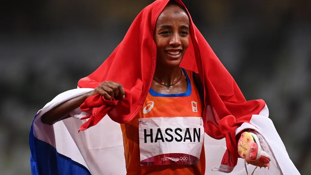 Sifan Hassanová z Nizozemska slaví výhru v olympijském závodě na 5 km