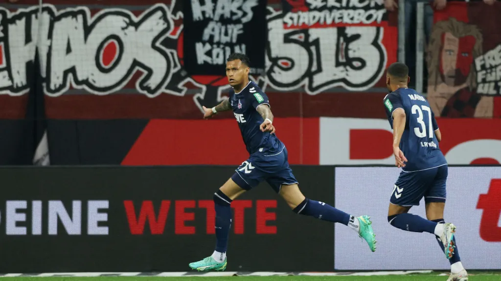 Davie Selke z Kolína nad Rýnem oslavuje gól v Leverkusenu