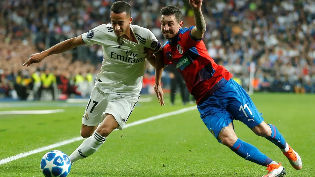 Milan Petržela z Plzně se snaží zastavit unikajícího Lucase Vásqueze z Realu Madrid