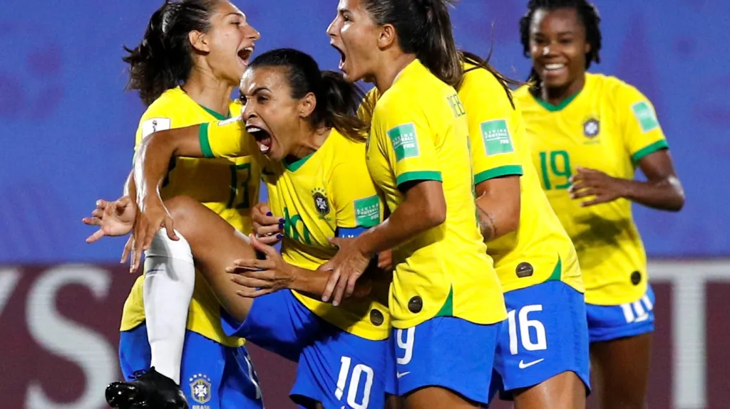 Marta (uprostřed) slaví gól se svými brazilskými spoluhráčkami