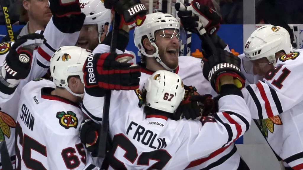 Frolík se raduje se spoluhráči