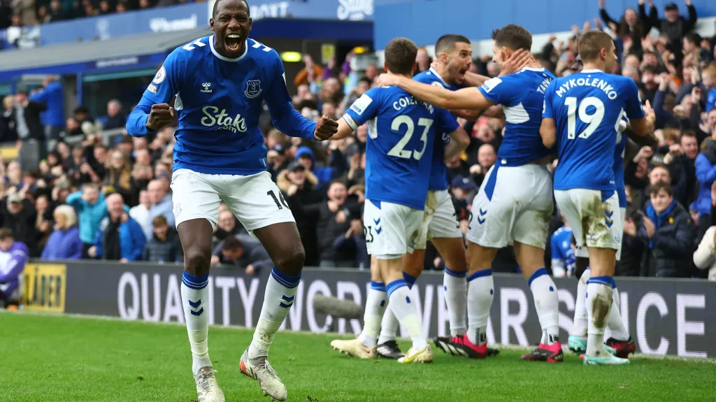 Fotbalisté Evertonu oslavují gól v utkání s Arsenalem