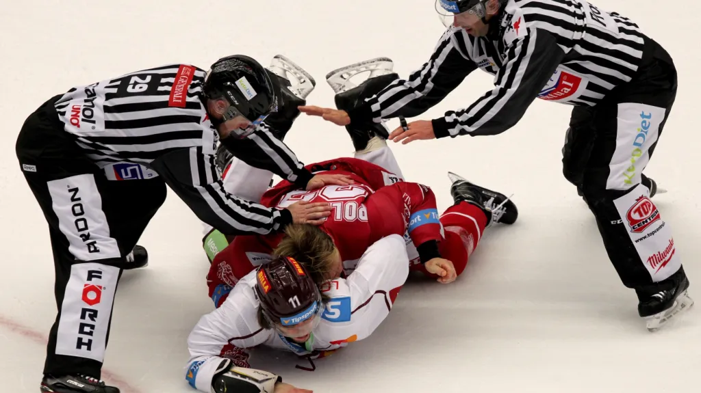 Sudí rozdělují bitku v utkání Třinec - Sparta