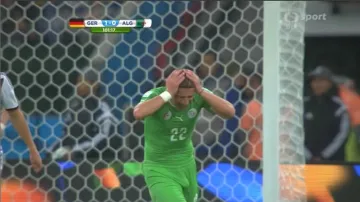 Šance v utkání Německo - Alžírsko: Mustafá se po rohu netrefil mezi tři tyče (101. min.)