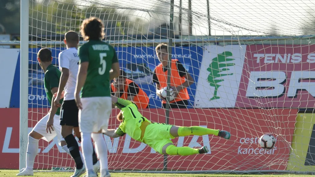Brankář Jablonce Hrubý dostává gól od Kangy