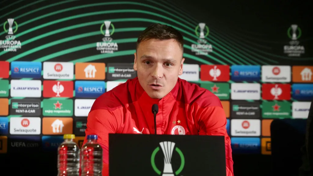 Stanislav Tecl na tiskové konferenci