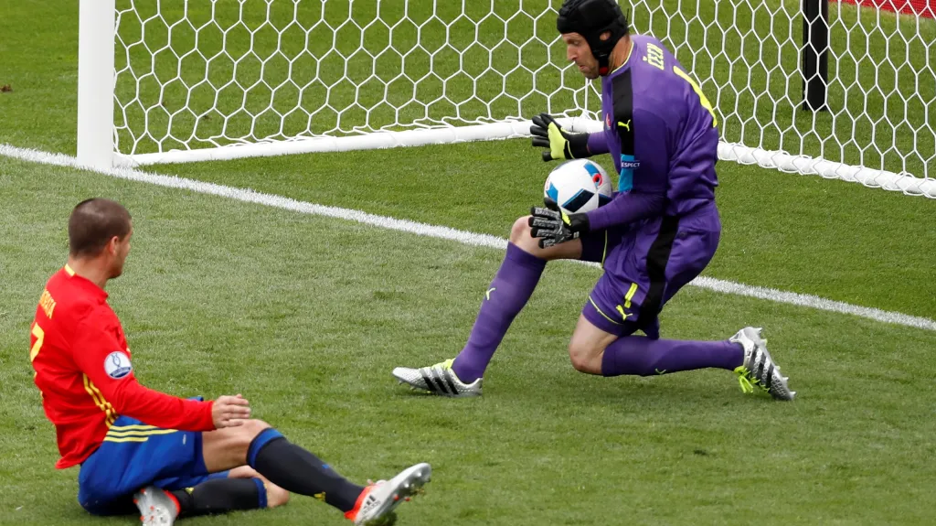 Petr Čech chytá velkou šanci Španěla Álvara Moraty