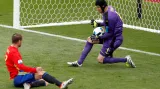 Petr Čech chytá velkou šanci Španěla Álvara Moraty